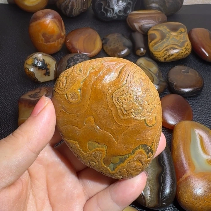 林***哥砖雕马达加斯加奇石手把件