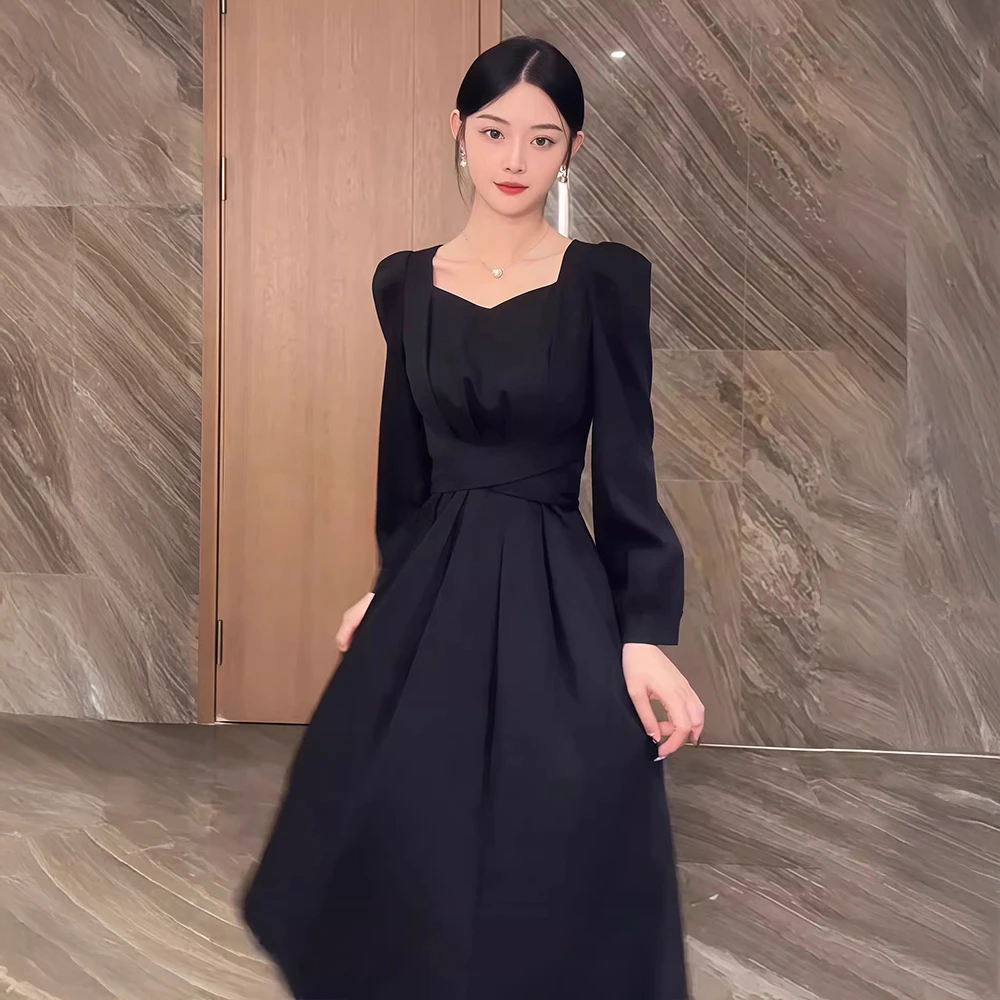 法式赫本风黑色方领长袖连衣裙女秋季新款收腰显瘦气质独特长裙子