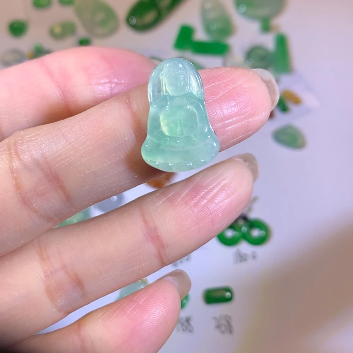 翡翠未镶嵌颈饰观音