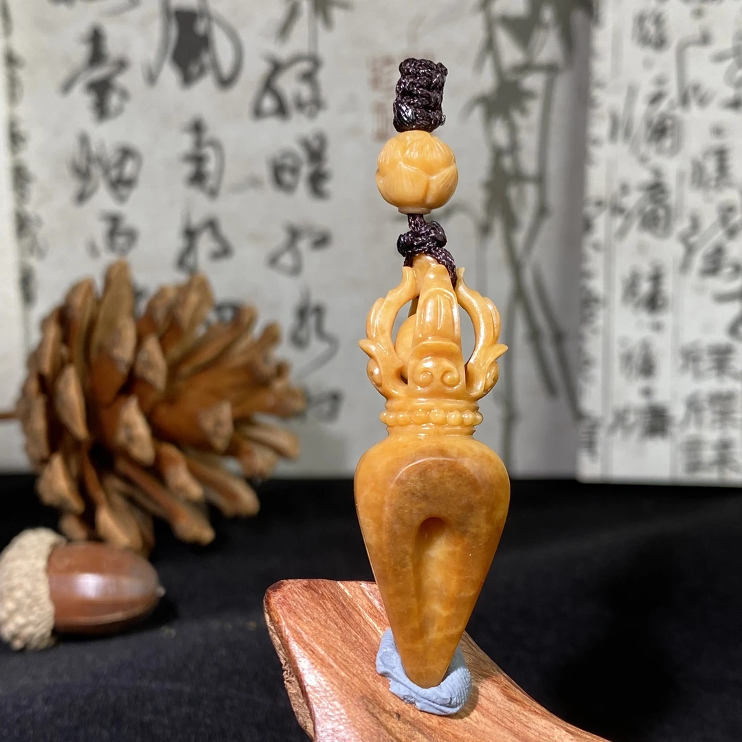 和田玉精雕金刚杵挂件