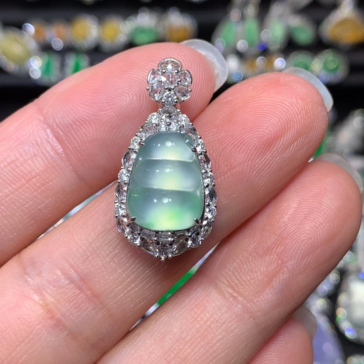 翡翠18K金镶嵌颈饰金丝绿福豆