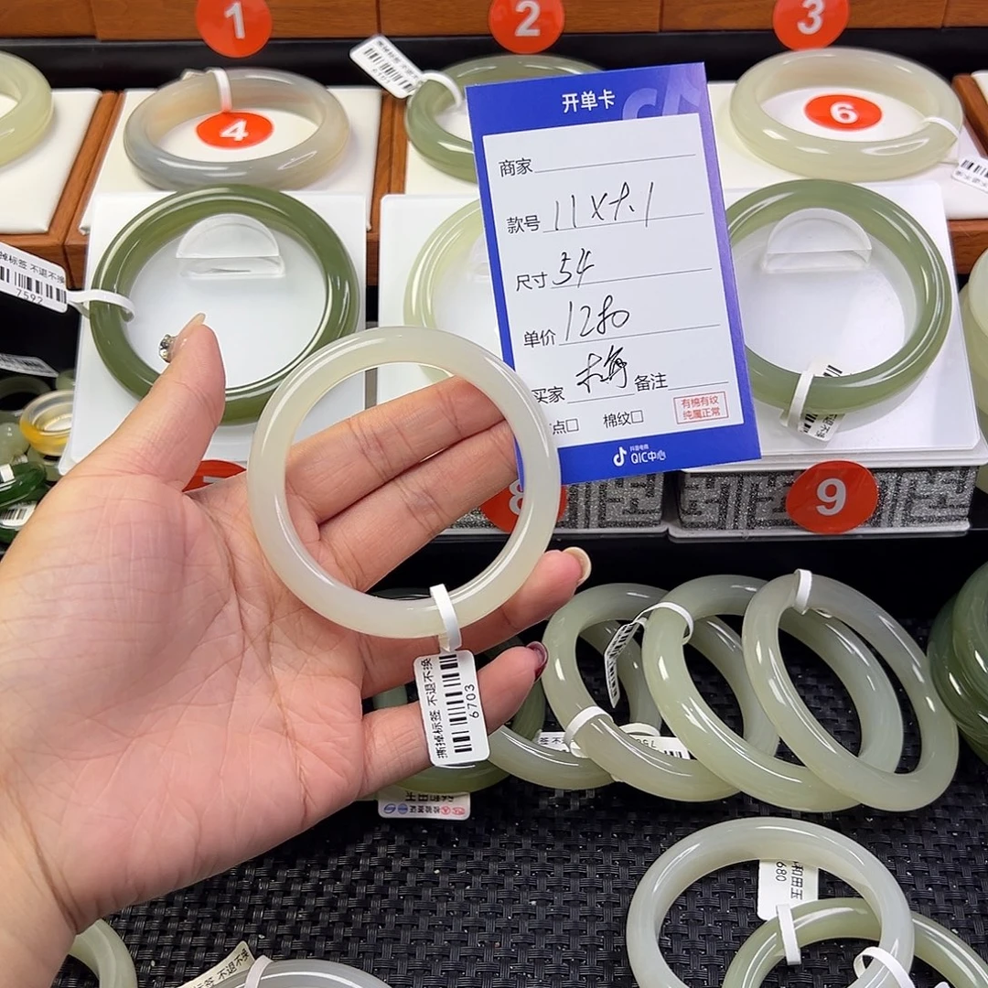 梅****和田玉未镶嵌手镯