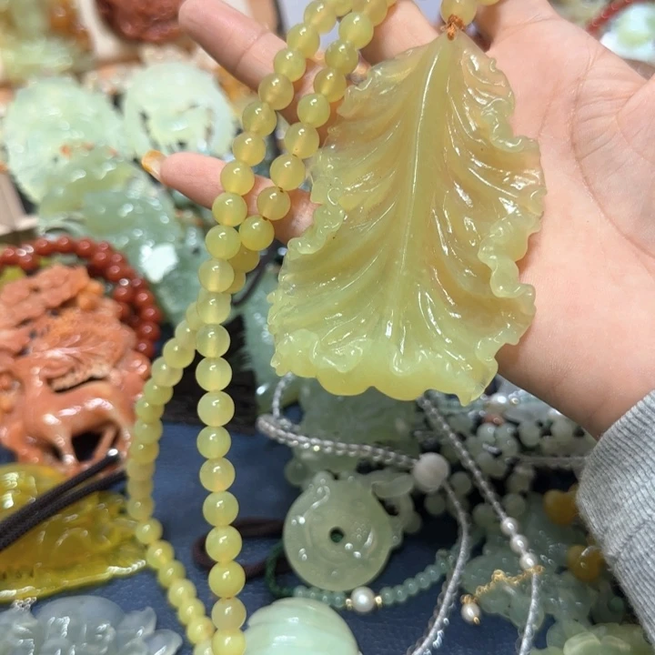 未镶嵌蛇纹石玉吊坠