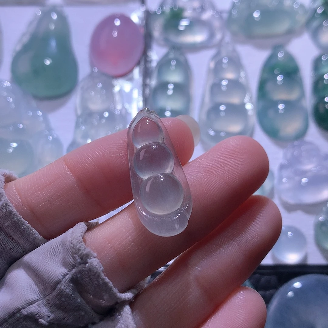 翡翠未镶嵌颈饰豆