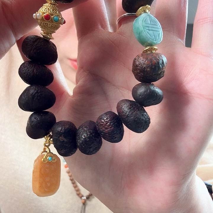 是***啊蛇纹石玉未镶嵌颈饰