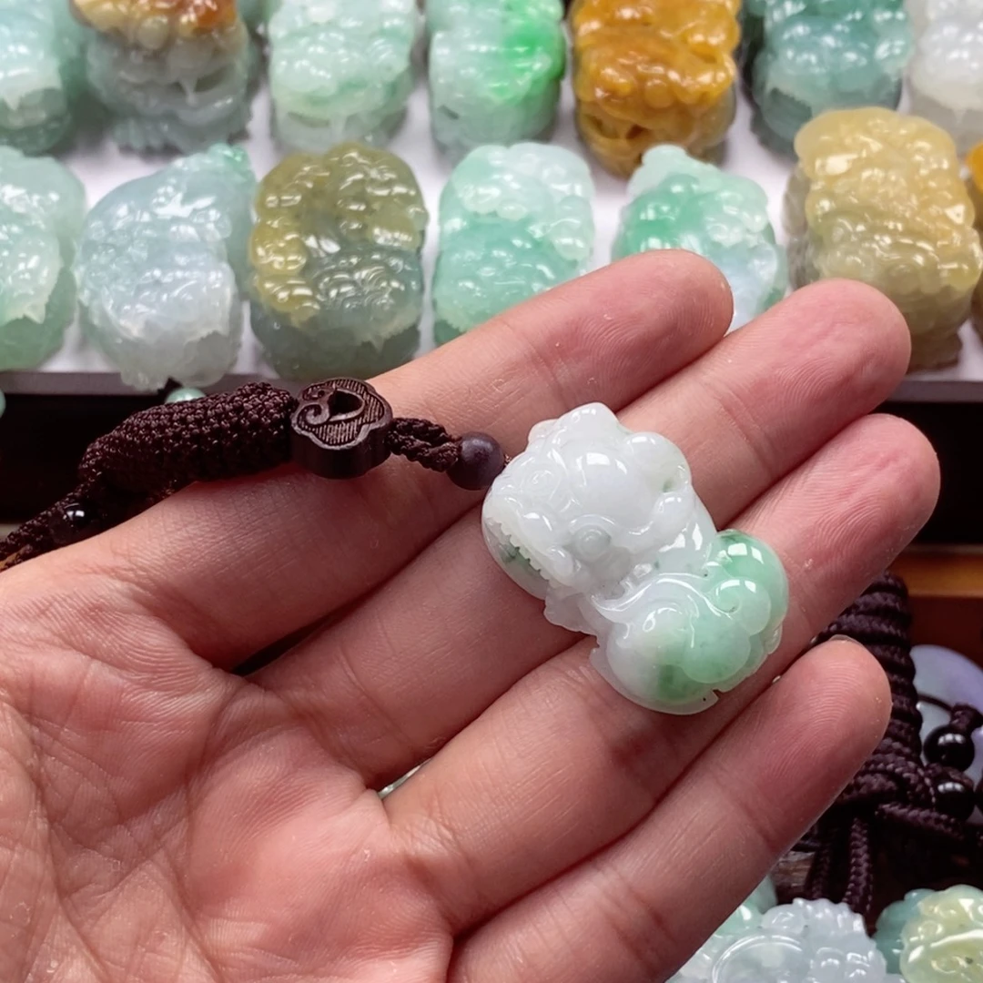 翡翠未镶嵌颈饰貔貅