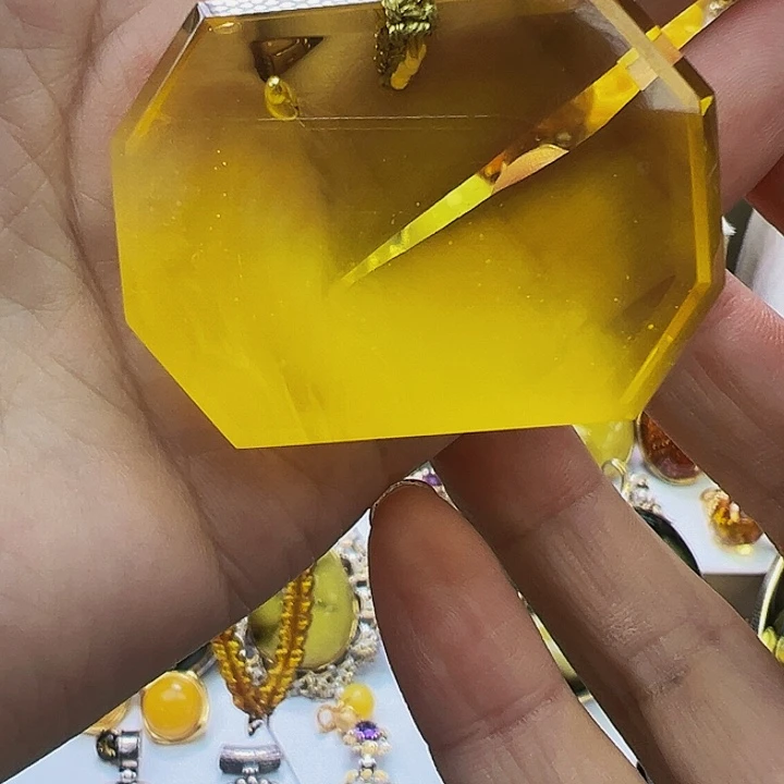未镶嵌琥珀珠宝奇石