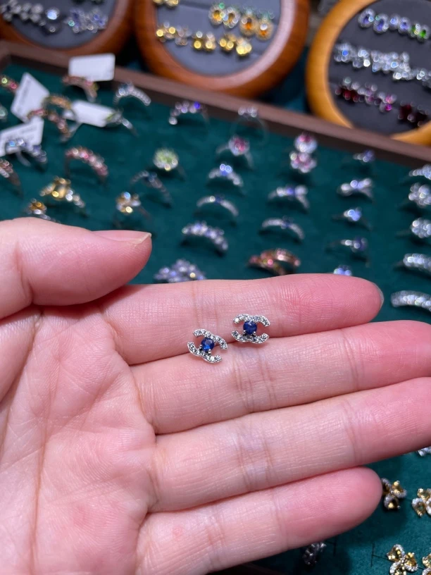 蓝宝石小香耳钉，时尚简约百搭