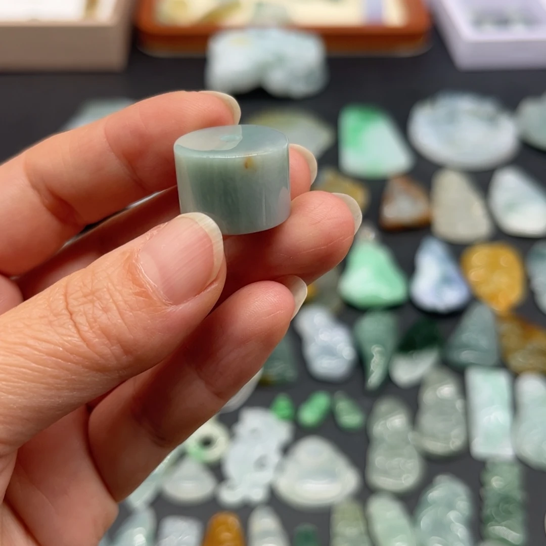 翡翠未镶嵌颈饰桶珠