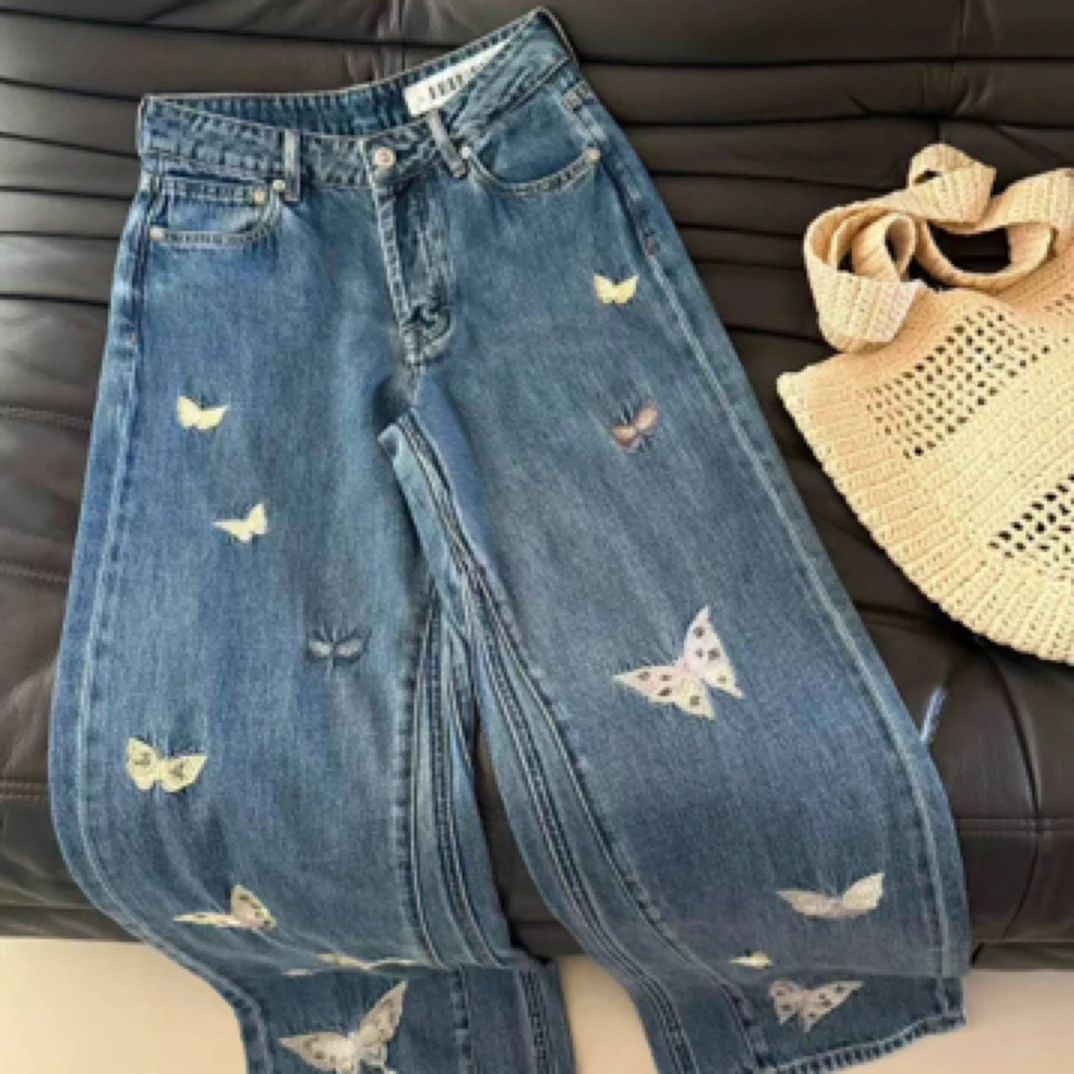 JiuMi靛蓝色蝴蝶刺绣洗水牛仔裤