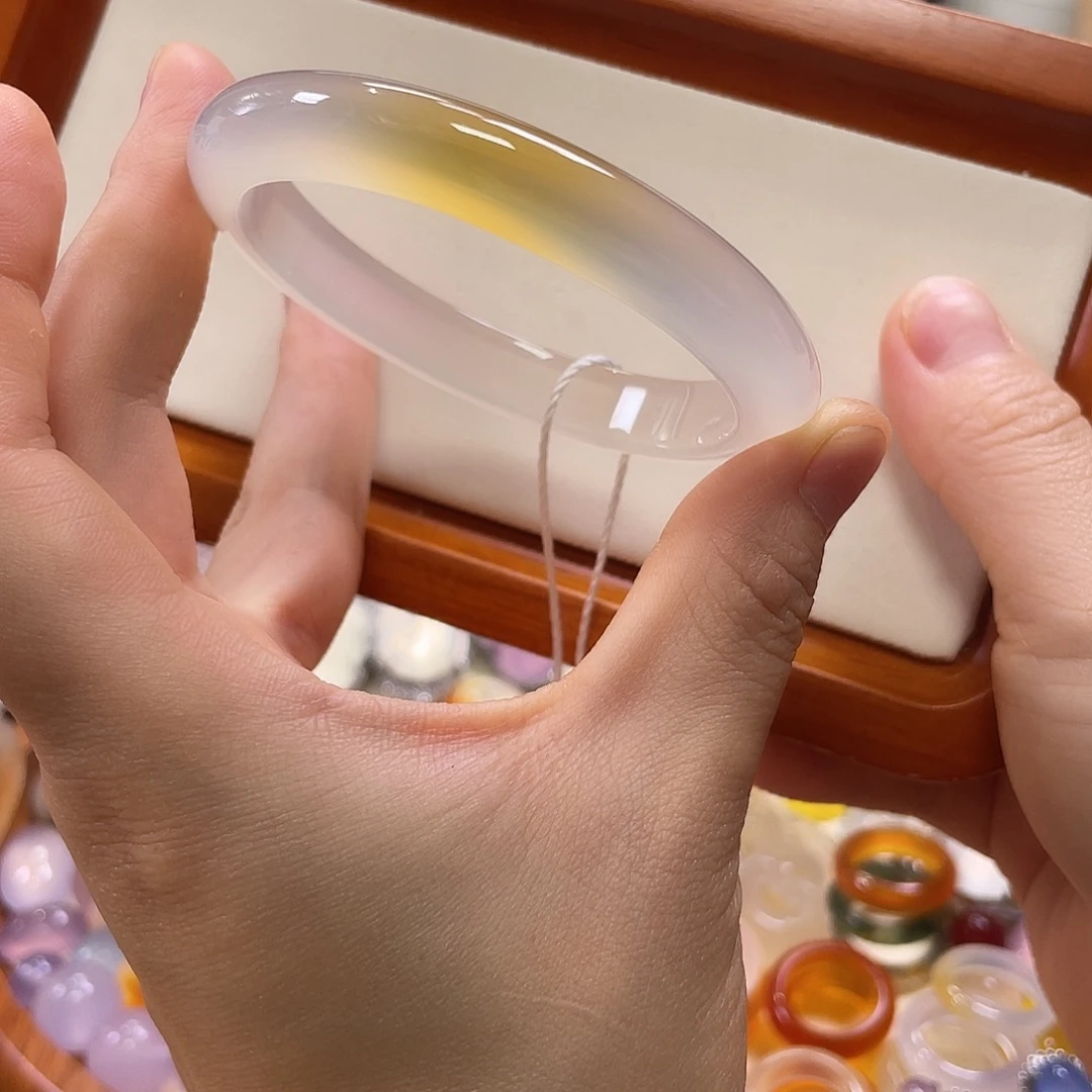 玛瑙/玉髓未镶嵌手镯不同角度不同光线下色不同