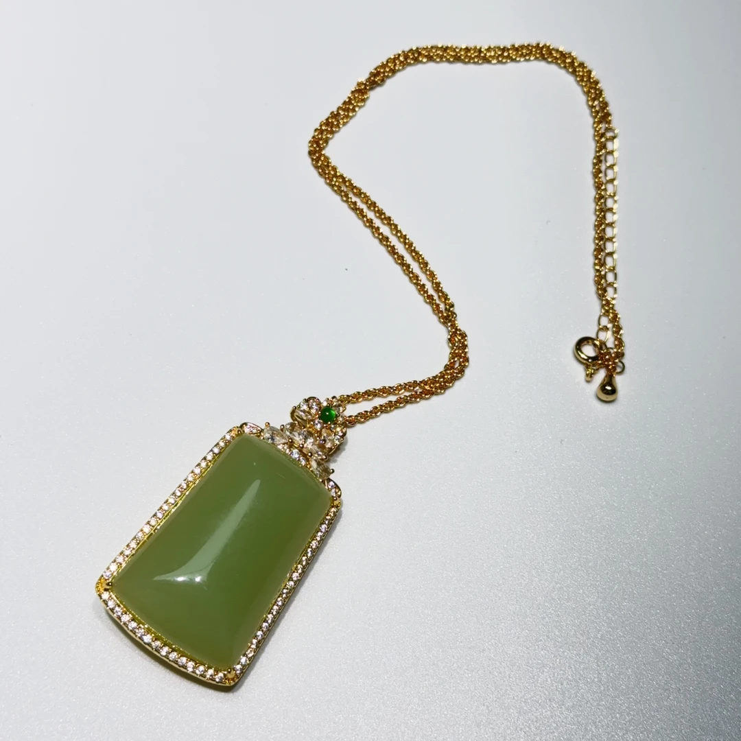 Q49 时尚豪镶无事牌吊坠38*24*15mm