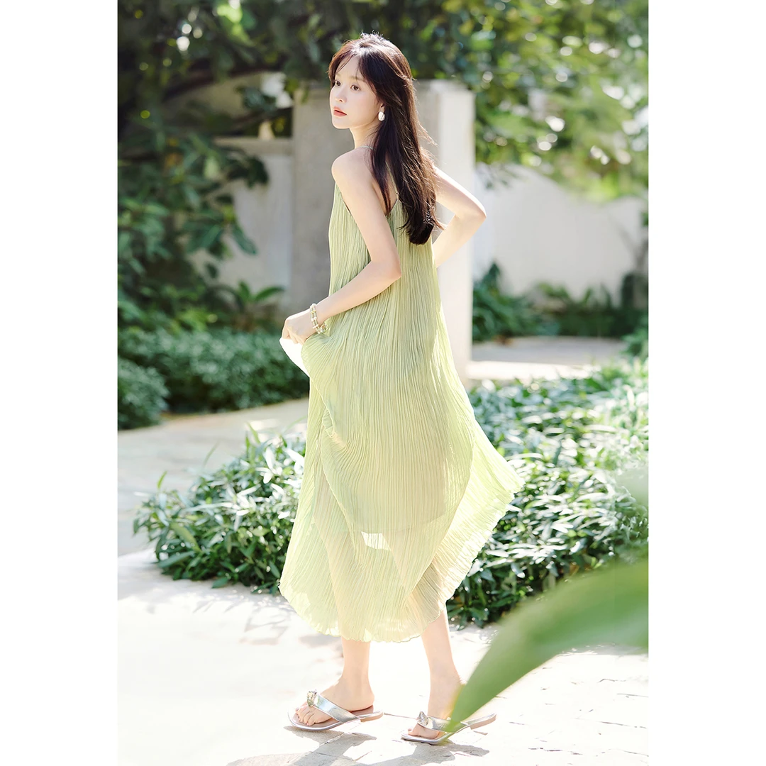 沫晗依美【秋野浮绿】2025夏季压褶肌理气质肩带串珠吊带连衣裙3243
