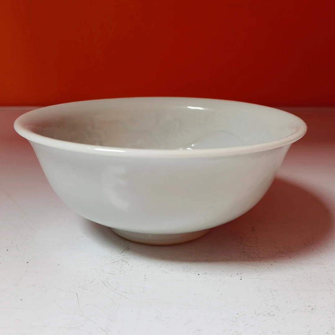 清仿明 甜白釉暗刻龙纹莲瓣纹碗