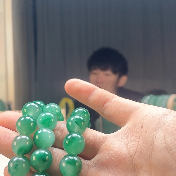 小***.石英质玉（非洲翠）未镶嵌手串三个