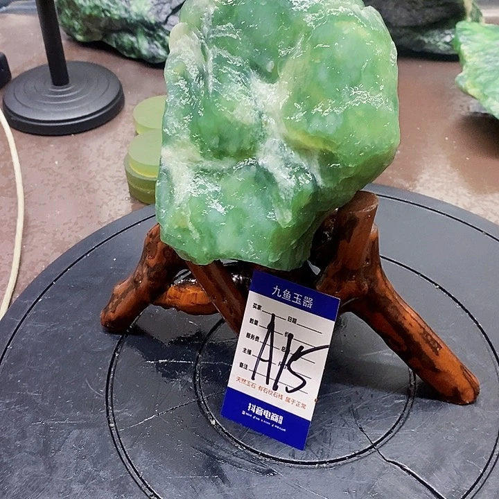 蛇纹石玉原石未镶嵌雾**花