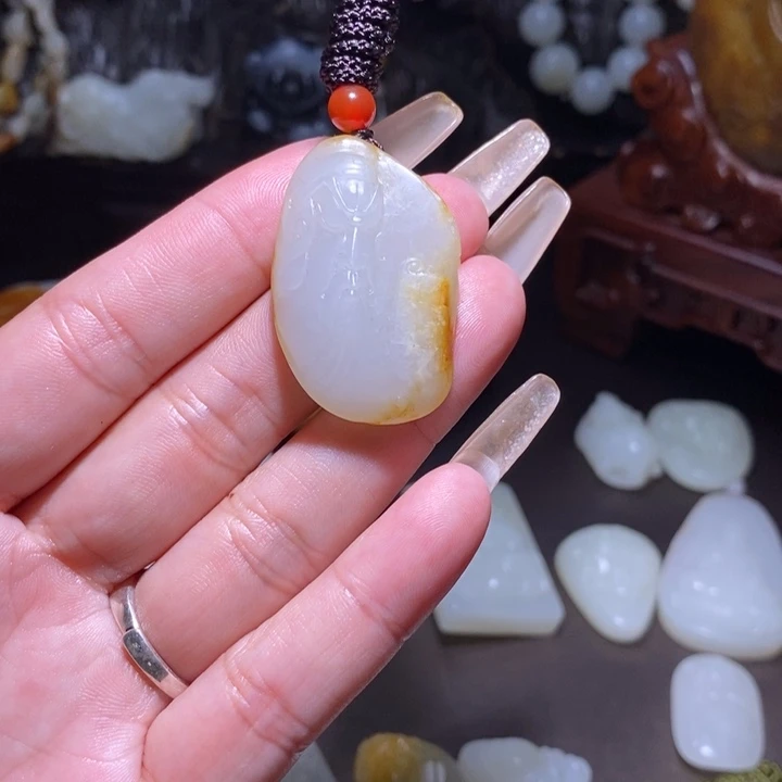 把***累和田玉未镶嵌颈饰