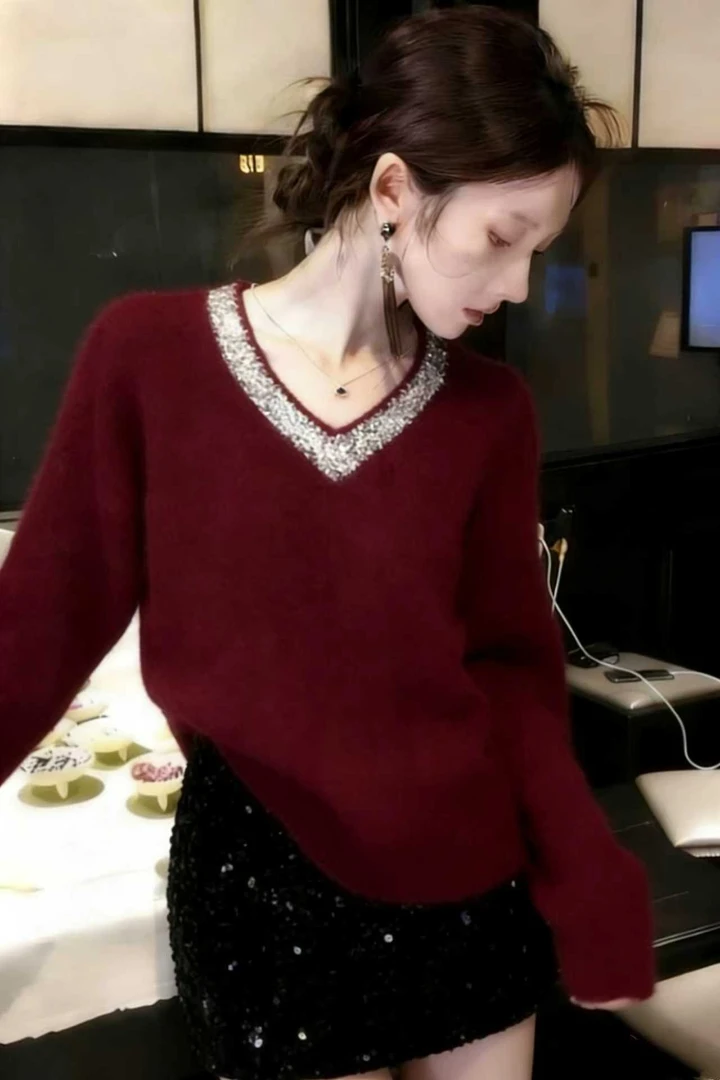 2025秋冬新款韩系气质轻奢名媛风V领镶钻长袖毛衣高腰亮片裙套装