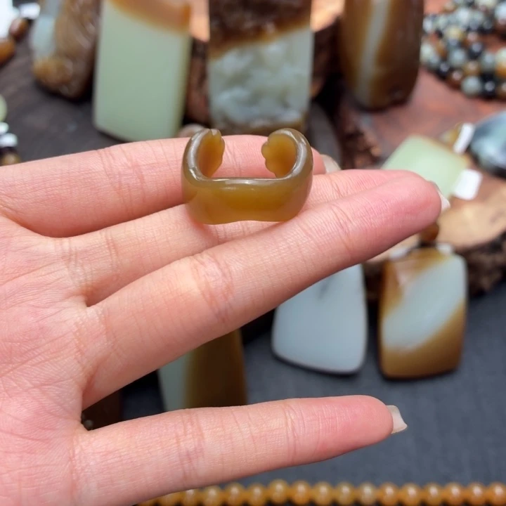 东***司和田玉未镶嵌颈饰