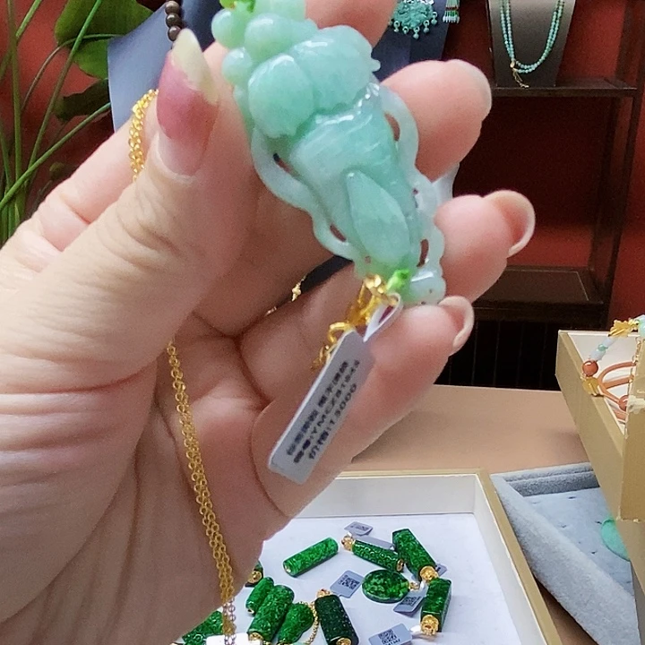 翡翠未镶嵌颈饰吊坠