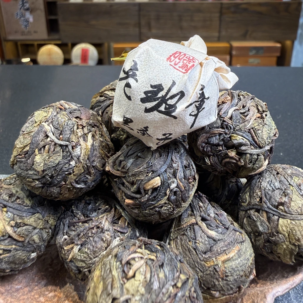 【老班章古树黑条子】2025年 12颗普洱茶 生茶龙珠