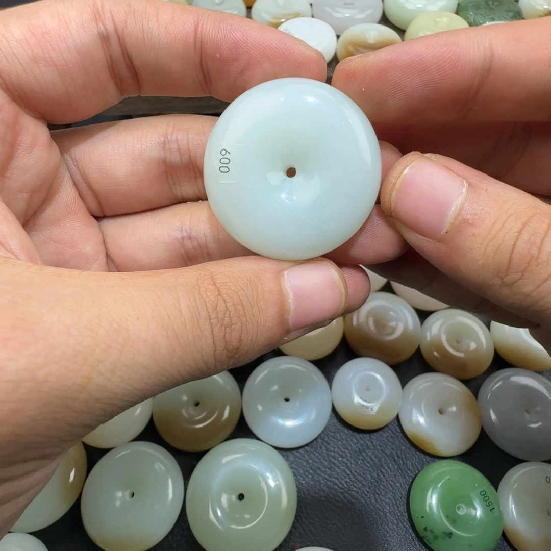 曾***、和田玉（糖玉）未镶嵌颈饰