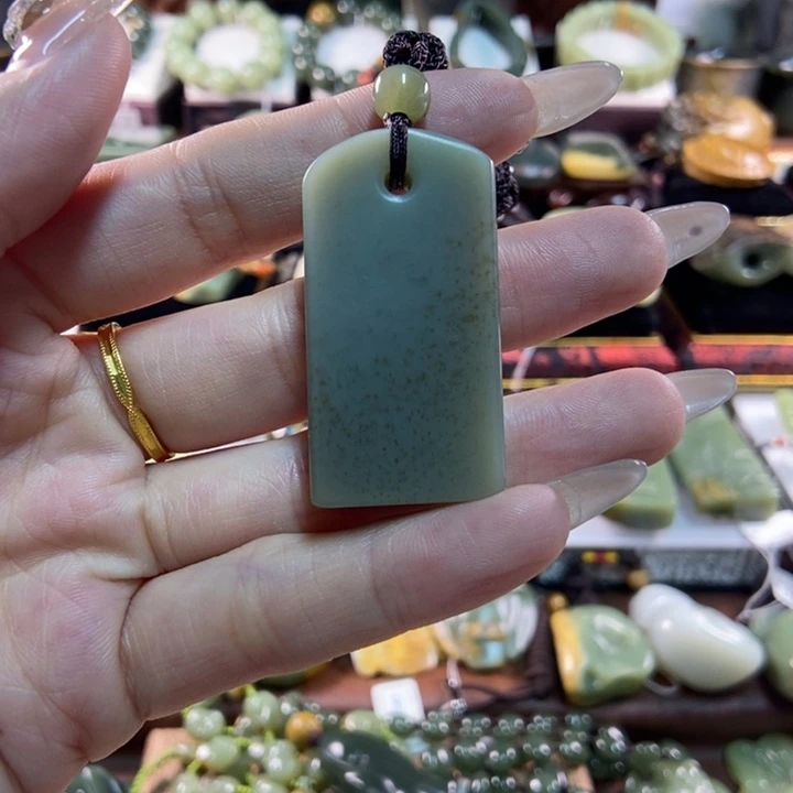 颈饰未镶嵌透闪石质玉