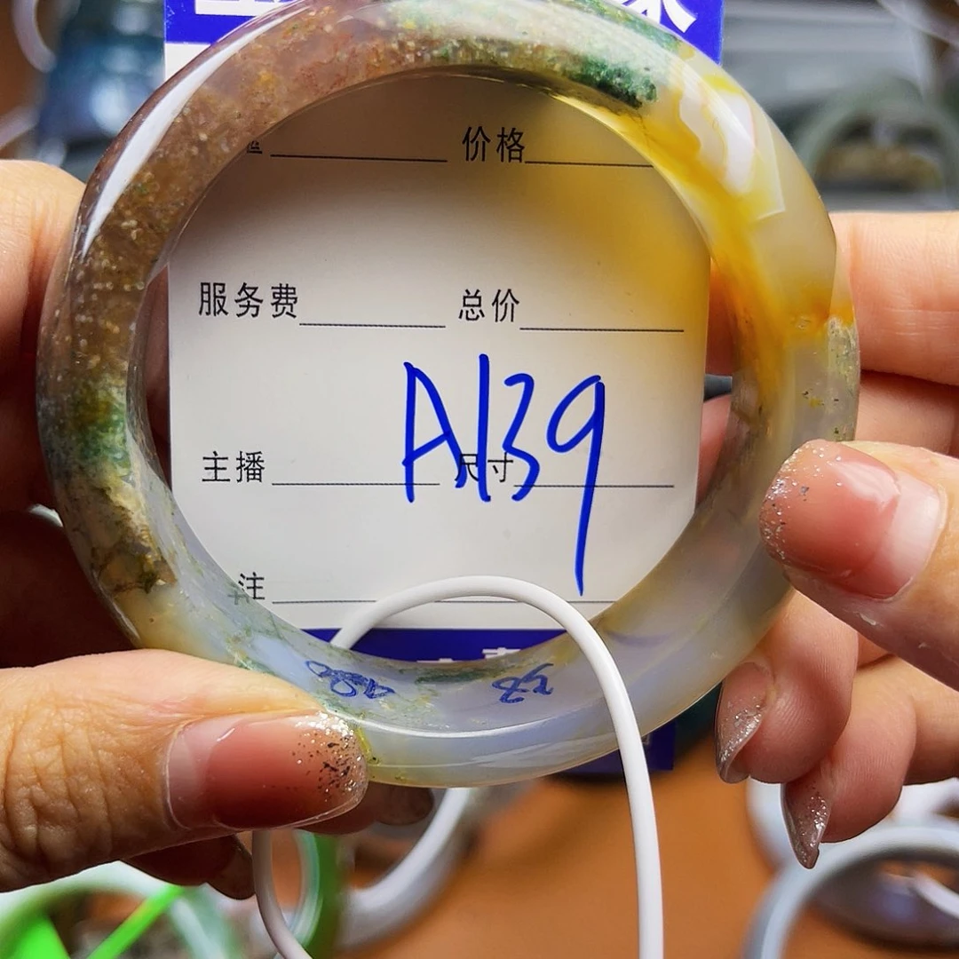 颈饰未镶嵌石英岩玉