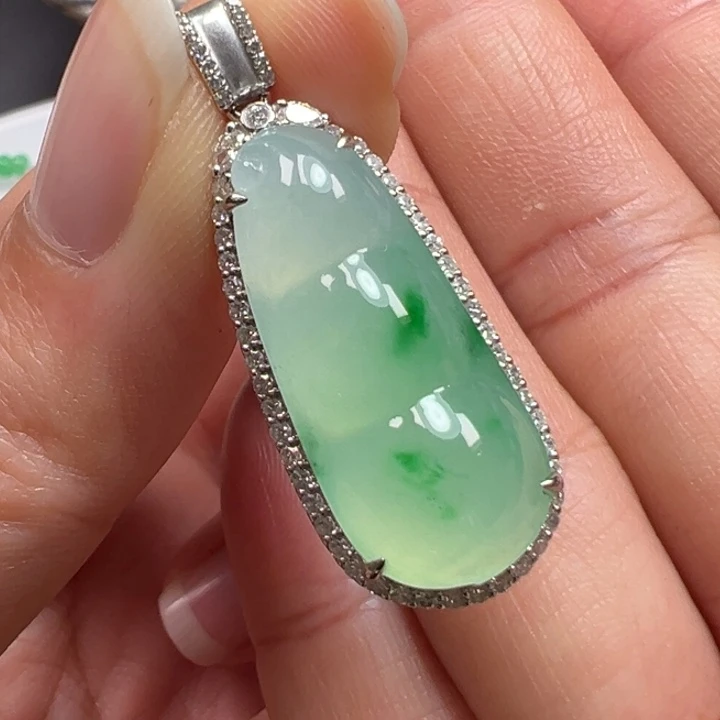 翡翠18K金镶嵌颈饰福豆吊坠