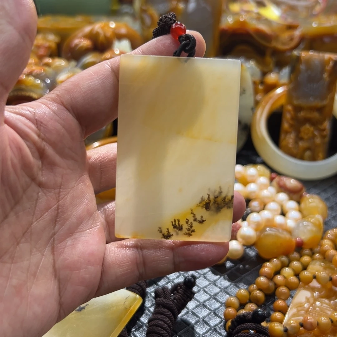 颈饰未镶嵌石英质玉