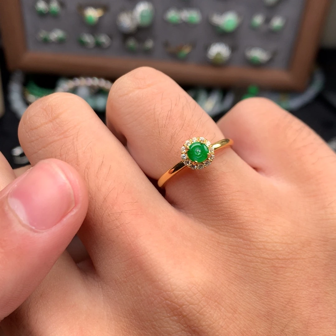 翡翠未镶嵌颈饰你是