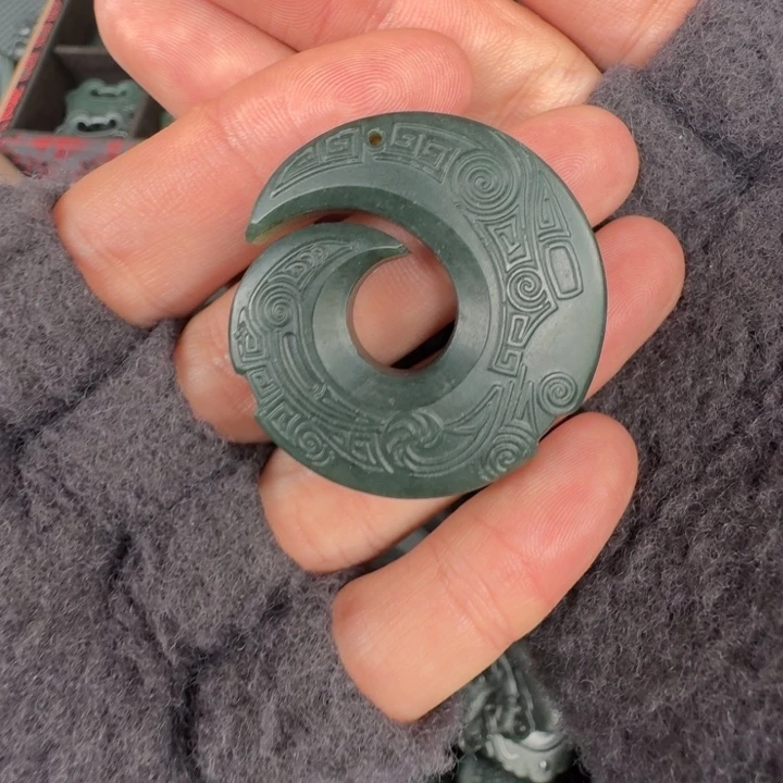 S***e和田玉未镶嵌颈饰