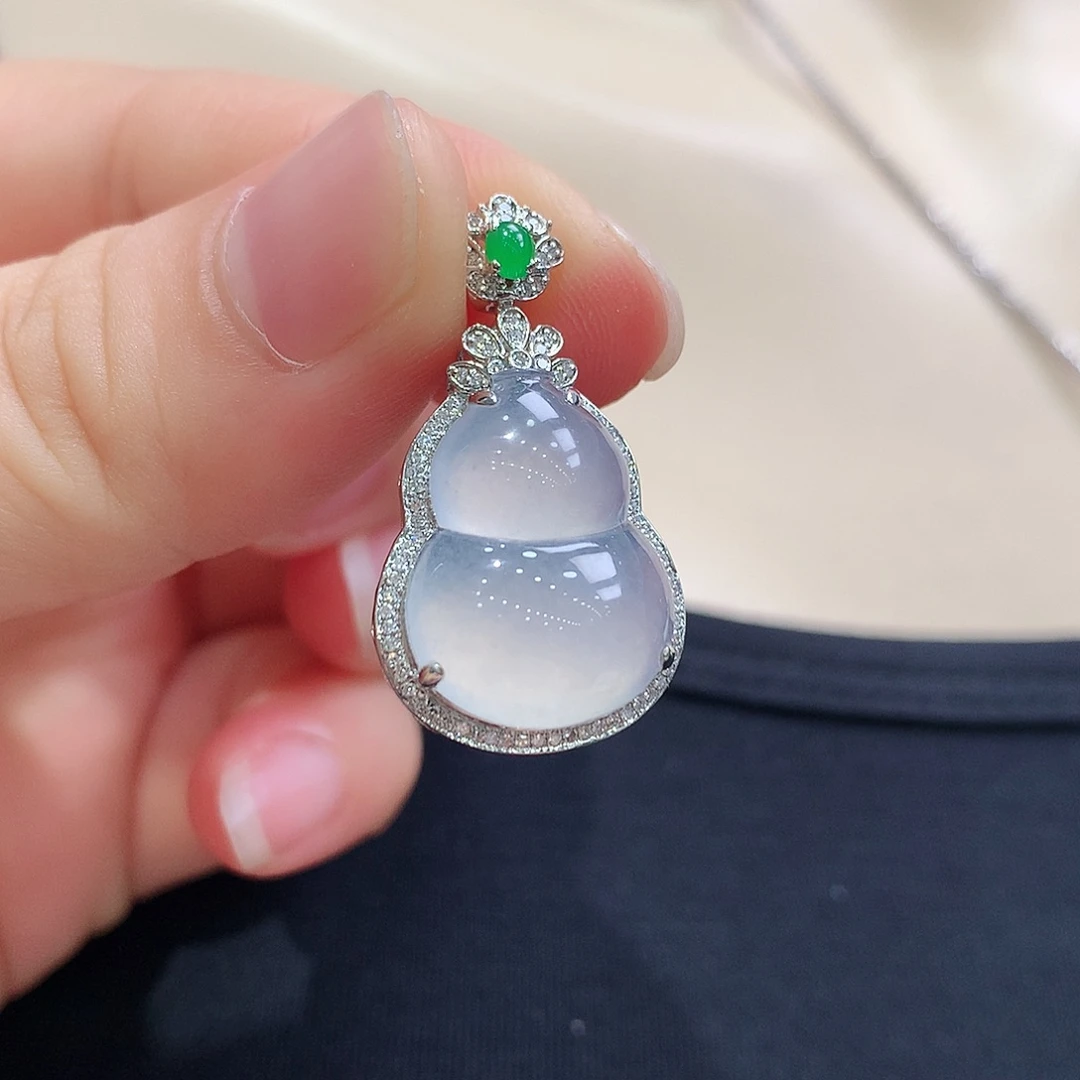 翡翠18K金镶嵌颈饰葫芦