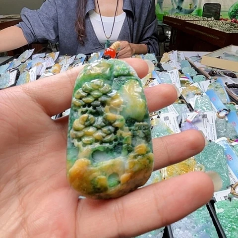 翡翠未镶嵌颈饰一个