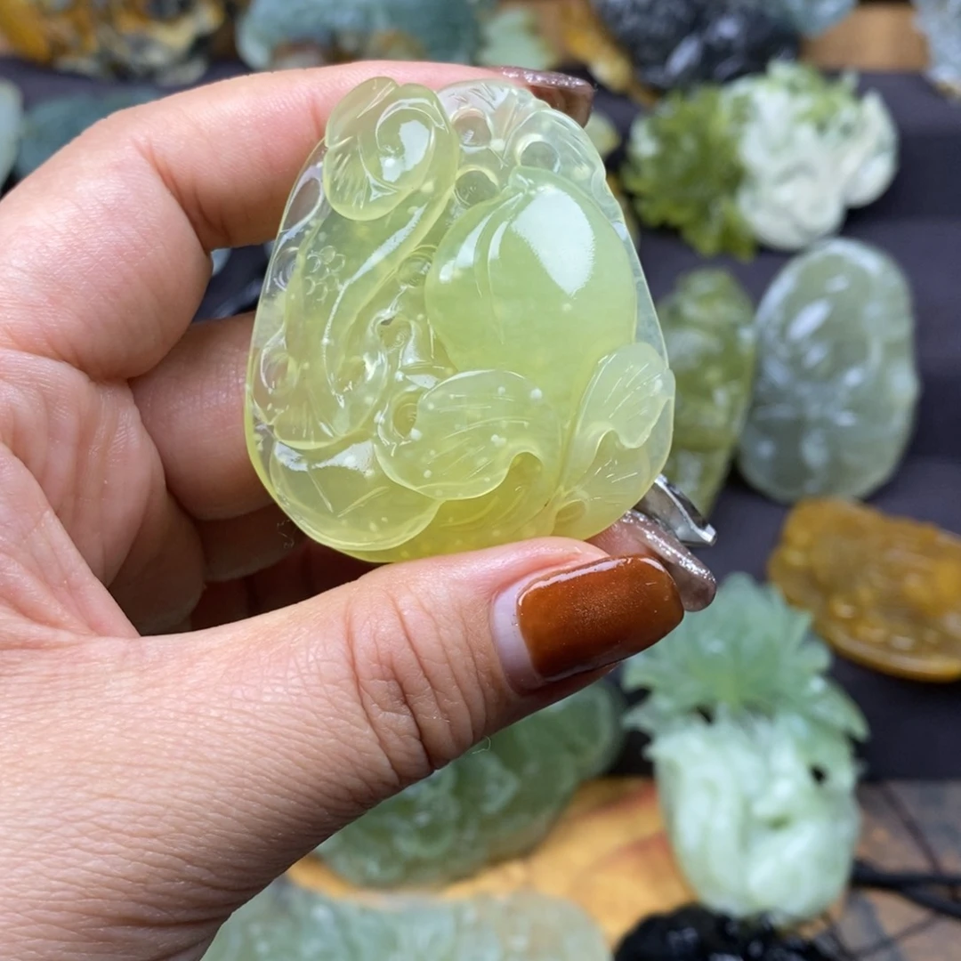 蛇纹石玉颈饰未镶嵌