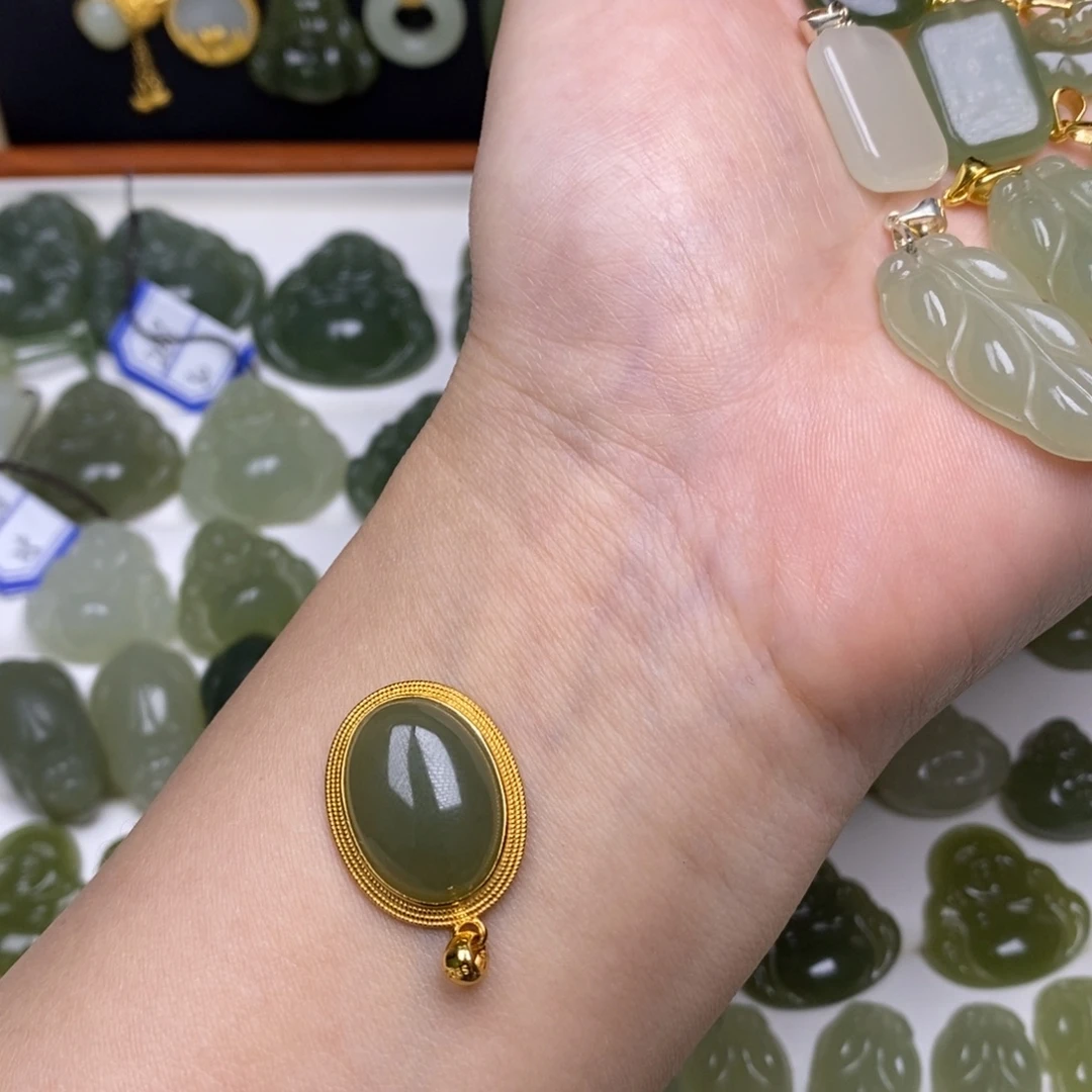 晴****和田玉银S925镶嵌颈饰