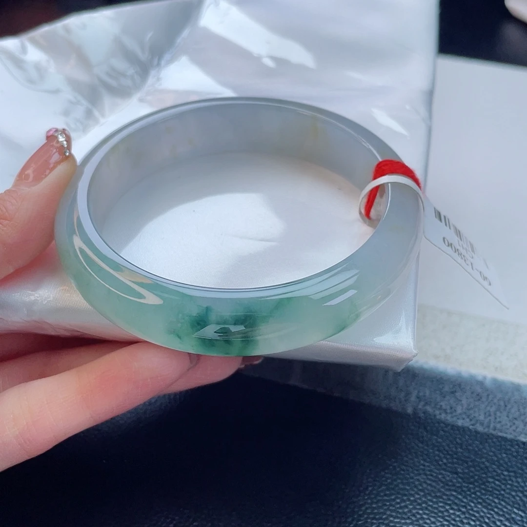 翡翠手镯未镶嵌翡翠