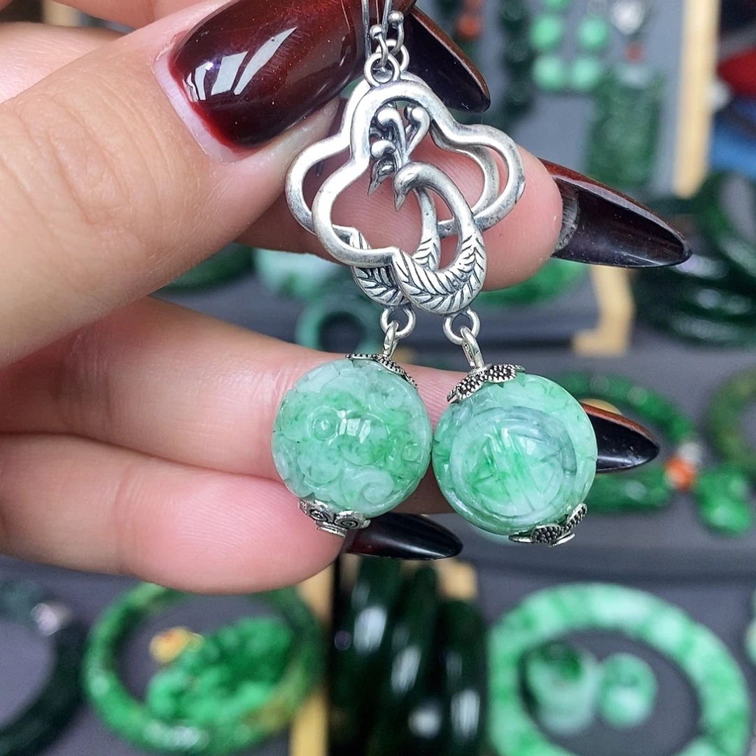 未镶嵌翡翠耳饰漂亮美眉