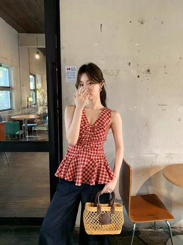 法式复古红色格子无袖背心女夏季收腰设计感小众褶皱别致V领上衣