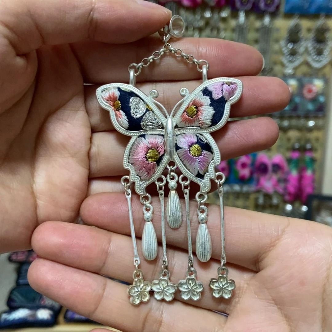 织绣吊坠。    吊坠