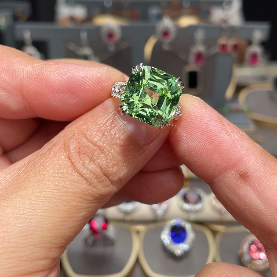 18K金镶嵌碧玺戒指12.09ct