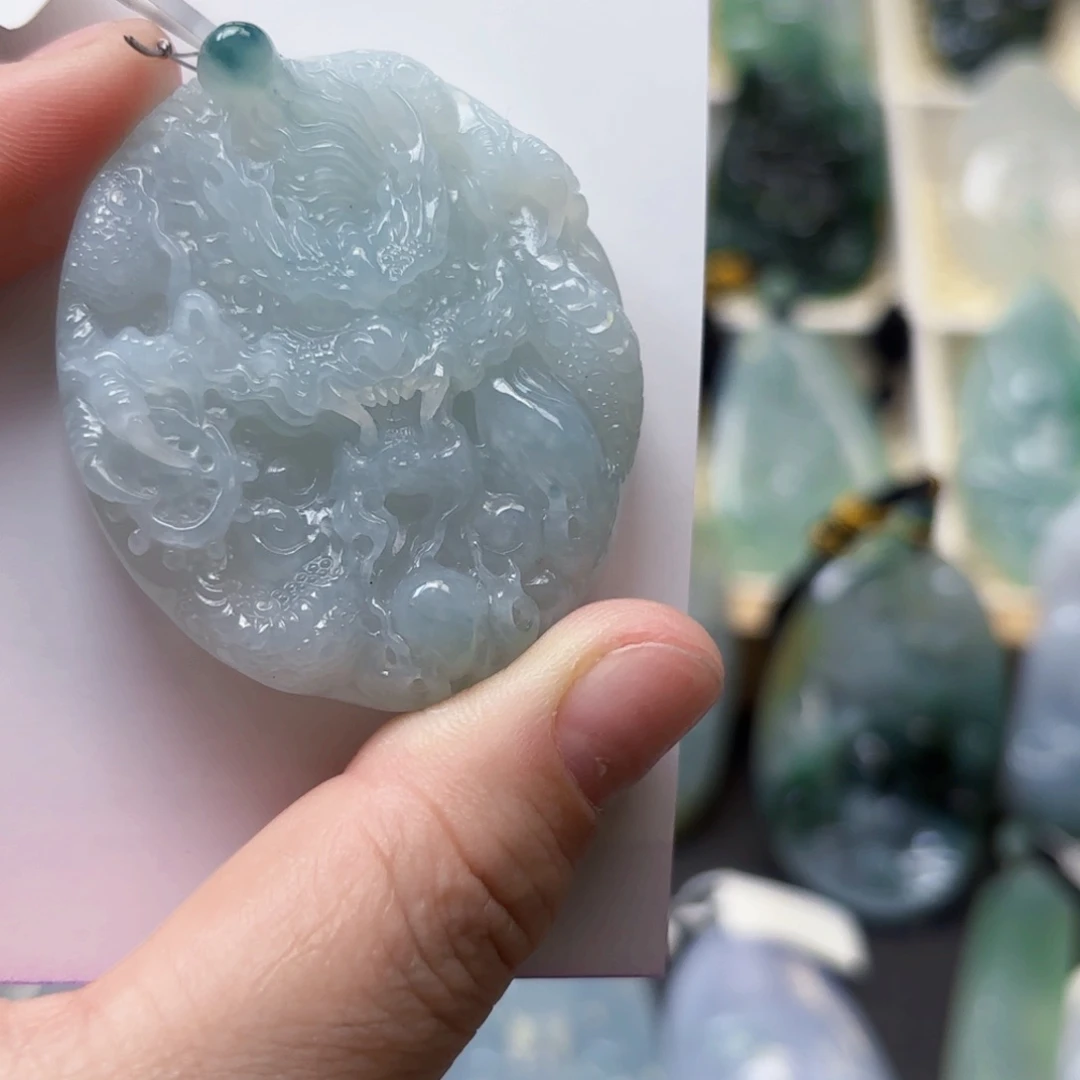 翡翠未镶嵌颈饰龙头