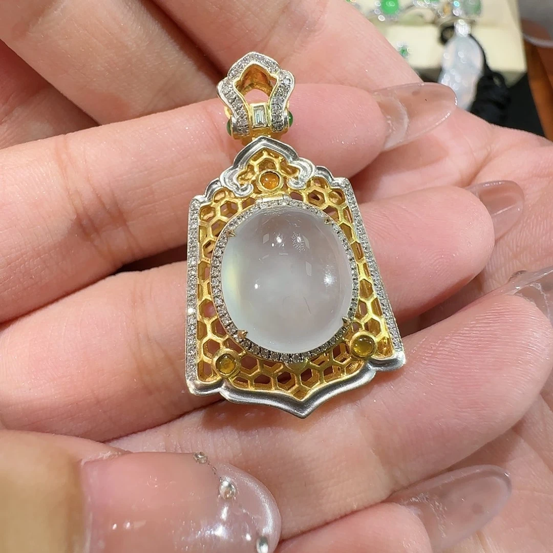 【闪购商品】颈饰18K金镶嵌翡翠