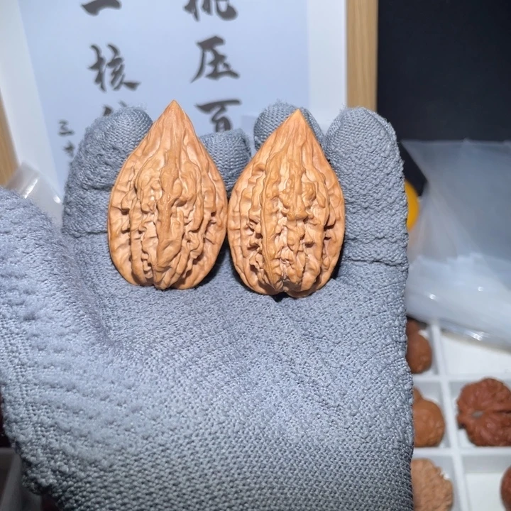 核桃文玩核桃红缨枪鸡心