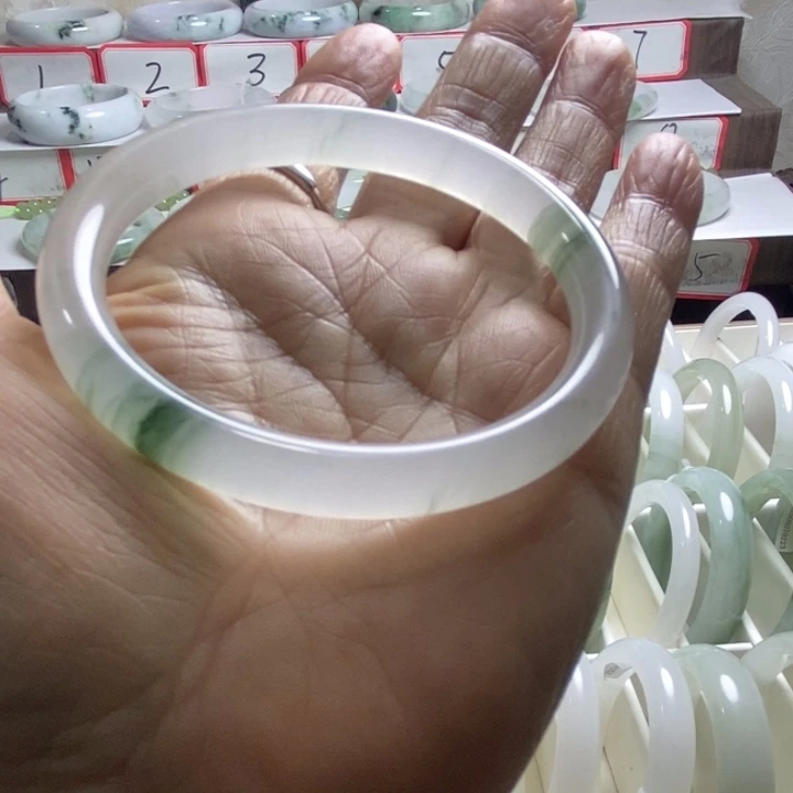 石英岩玉未镶嵌手镯