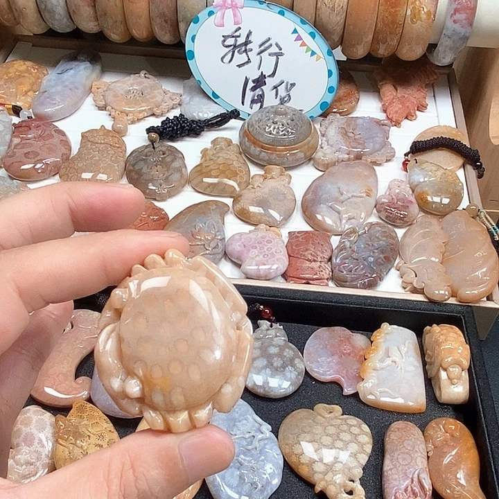颈饰未镶嵌硅化珊瑚（珊瑚玉）