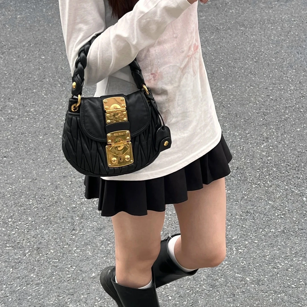 95新 MIU MIU/缪缪 爆款迷你黑金元宝手提斜挎包