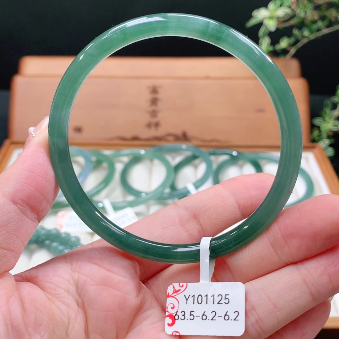 翡翠手镯未镶嵌天然