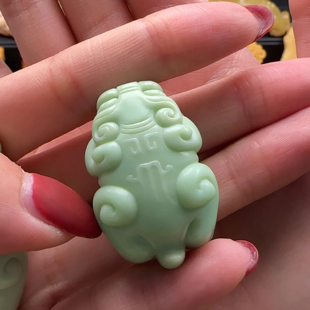 勇***郎石英质玉未镶嵌颈饰