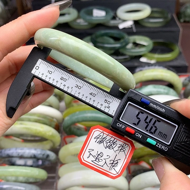 蛇纹石玉手镯未镶嵌440